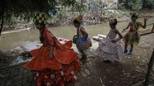 Sanggar Komunitas Pecinta Ciliwung (KPC) menggelar Aksi Cinta Lingkungan dengan melibatkan anak-anak sekolah dasar (SD) di Jakarta, Rabu (21/12/2016). [Suara.com/Kurniawan Mas'ud]