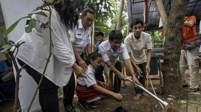 Sanggar Komunitas Pecinta Ciliwung (KPC) menggelar Aksi Cinta Lingkungan dengan melibatkan anak-anak sekolah dasar (SD) di Jakarta, Rabu (21/12/2016). [Suara.com/Kurniawan Mas'ud]