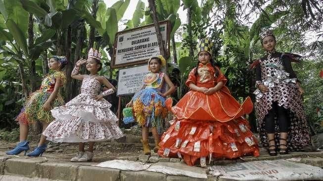 Sanggar Komunitas Pecinta Ciliwung (KPC) menggelar Aksi Cinta Lingkungan dengan melibatkan anak-anak sekolah dasar (SD) di Jakarta, Rabu (21/12/2016). [Suara.com/Kurniawan Mas'ud]