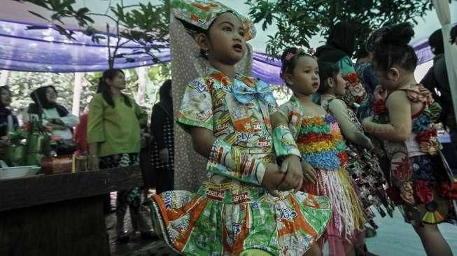 Sanggar Komunitas Pecinta Ciliwung (KPC) menggelar Aksi Cinta Lingkungan dengan melibatkan anak-anak sekolah dasar (SD) di Jakarta, Rabu (21/12/2016). [Suara.com/Kurniawan Mas'ud]