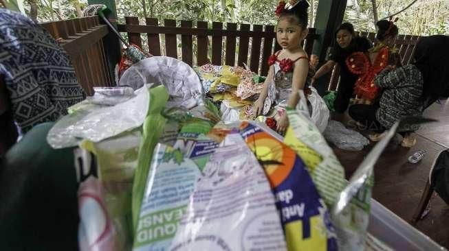 Sanggar Komunitas Pecinta Ciliwung (KPC) menggelar Aksi Cinta Lingkungan dengan melibatkan anak-anak sekolah dasar (SD) di Jakarta, Rabu (21/12/2016). [Suara.com/Kurniawan Mas'ud]