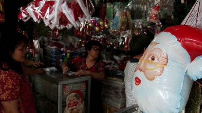 Sejumlah calon pembeli memilih pernak-pernik Natal di Pasar Asemka, Jakarta, Rabu (21/12/2016). [Suara.com/Oke Atmaja]