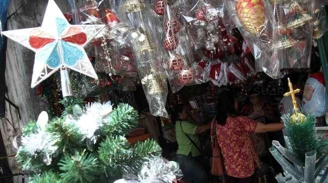 Sejumlah calon pembeli memilih pernak-pernik Natal di Pasar Asemka, Jakarta, Rabu (21/12/2016). [Suara.com/Oke Atmaja]