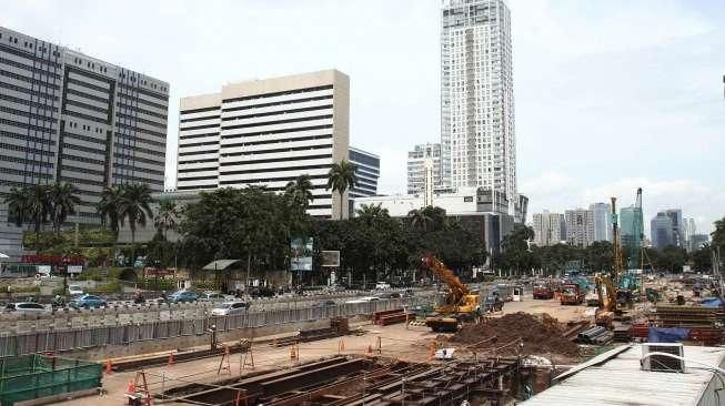 Sejumlah pekerja melakukan pengerjaan proyek MRT di kawasan Jalan Sudirman, Jakarta, Rabu (21/12/2016). [Suara.com/Oke Atmaja]