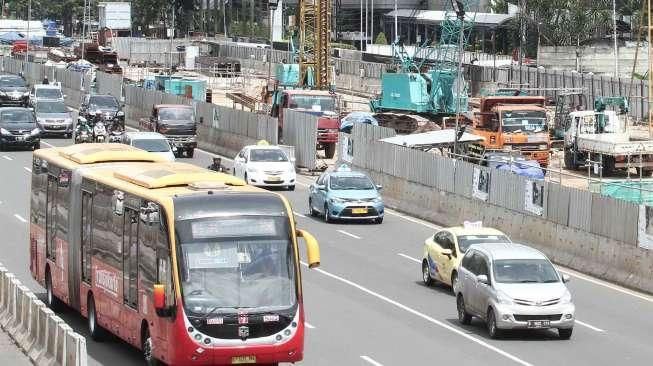 Sejumlah pekerja melakukan pengerjaan proyek MRT di kawasan Jalan Sudirman, Jakarta, Rabu (21/12/2016). [Suara.com/Oke Atmaja]