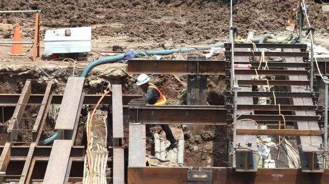 Sejumlah pekerja melakukan pengerjaan proyek MRT di kawasan Jalan Sudirman, Jakarta, Rabu (21/12/2016). [Suara.com/Oke Atmaja]