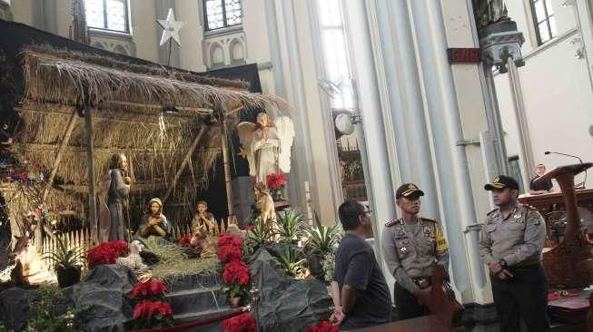 Meninjau keamanan dan persiapan gereja Katedral menyambut hari Natal.