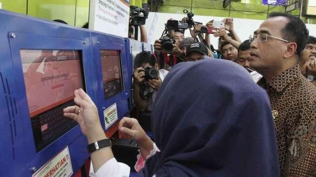 Meninjau persiapan penyelenggaraan angkutan Natal dan Tahun Baru 2016.