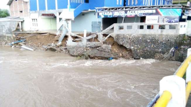 BPBD: Tanggul Penahan Banjir di Bima Roboh