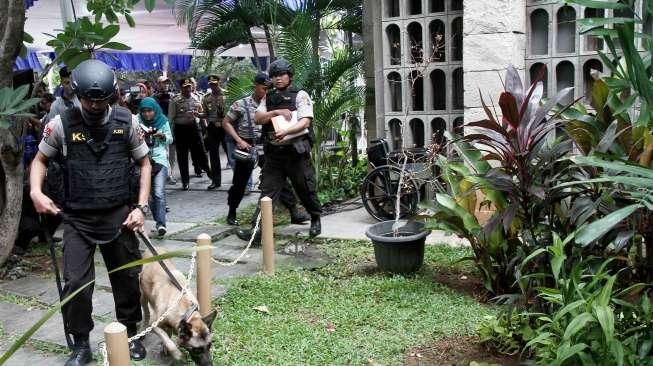 Aparat gabungan dari Polda Metro Jaya melakukan sterilisasi sebelum Misa Natal di Gereja Katedral, Jakarta, Sabtu (24/12/2016).