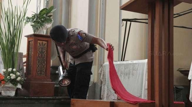 Aparat gabungan dari Polda Metro Jaya melakukan sterilisasi sebelum Misa Natal di Gereja Katedral, Jakarta, Sabtu (24/12/2016).