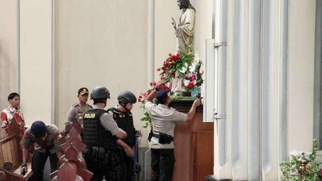 Aparat gabungan dari Polda Metro Jaya melakukan sterilisasi sebelum Misa Natal di Gereja Katedral, Jakarta, Sabtu (24/12/2016).