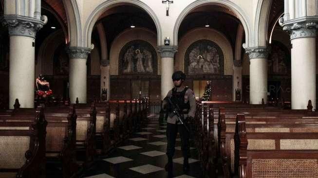 Aparat gabungan dari Polda Metro Jaya melakukan sterilisasi sebelum Misa Natal di Gereja Katedral, Jakarta, Sabtu (24/12/2016).