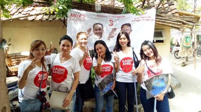 Gadis Ahok Foto Salam Dua Jari Dengan Background Anies