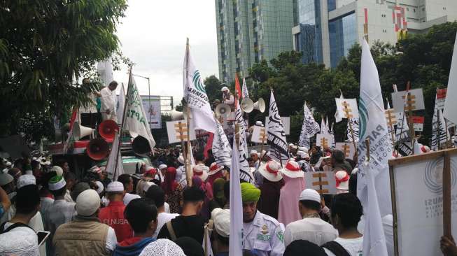 Ratusan Pendemo dari Ormas Kembali Geruduk Sidang Ketiga Ahok