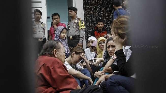 Petugas Kepolisian melakukan olah TKP di lokasi tempat terjadinya pembunuhan sadis yang menewaskan 6 orang di Perumahan Pulo Mas Utara, Pulogadung, Jakarta, Selasa (27/12/2016).