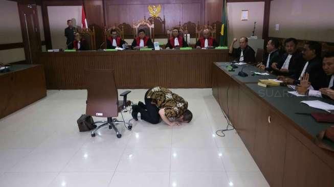 Ketua Kadin Jawa Timur La Nyalla Mahmud Mattalitti saat menjalani sidang putusan di Pengadilan Tipikor, Jakarta, Selasa (27/12/2016). 