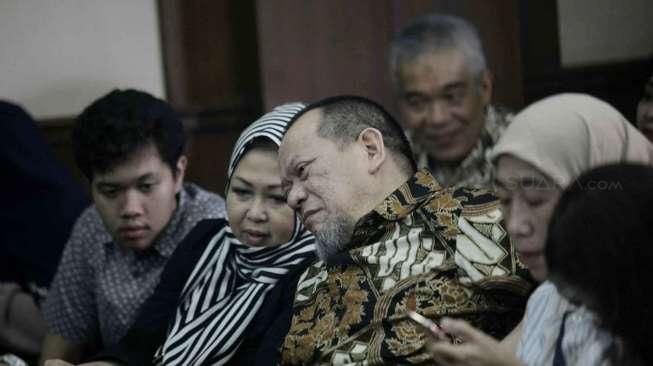 Ketua Kadin Jawa Timur La Nyalla Mahmud Mattalitti saat menjalani sidang putusan di Pengadilan Tipikor, Jakarta, Selasa (27/12/2016). 