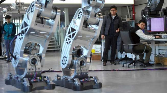 Method-2, robot dua kaki berawak asal Korsel dipamerkan di laboratorium Hankook Mirae Technology di Gunpo, Seoul, pada Selasa (27/12) [AFP/Jung Yeon-Je].