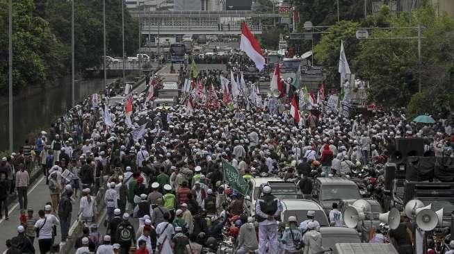 Massa dari berbagai ormas Islam menggelar aksi di depan gedung Pengadilan Negeri Jakarta Pusat, Selasa (27/12/2016). [Suara.com/Kurniawan Mas'ud]