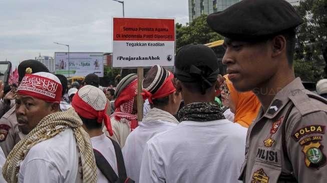 Massa dari berbagai ormas Islam menggelar aksi di depan gedung Pengadilan Negeri Jakarta Pusat, Selasa (27/12/2016). [Suara.com/Kurniawan Mas'ud]