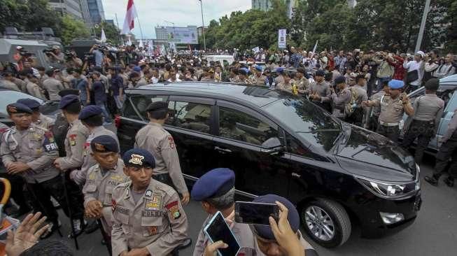 Massa dari berbagai ormas Islam menggelar aksi di depan gedung Pengadilan Negeri Jakarta Pusat, Selasa (27/12/2016). [Suara.com/Kurniawan Mas'ud]