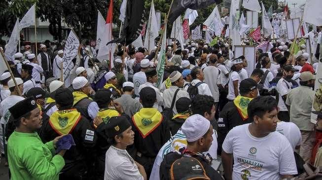 Massa dari berbagai ormas Islam menggelar aksi di depan gedung Pengadilan Negeri Jakarta Pusat, Selasa (27/12/2016). [Suara.com/Kurniawan Mas'ud]