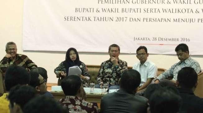 Ketua KPU Juri Ardiantoro bersama anggota KPU Arief Budiman, Titi Anggraini dari Perludem, Kaka Suminta (KIPP) dan Masykurudin Hafidz (JPPR), berbicara dalam Diskusi Akhir Tahun di Kantor KPU Pusat, Jakarta, Rabu (28/12/2016). [Suara.com/Oke Atmaja]