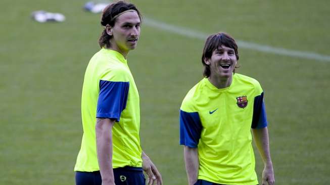 Zlatan Ibrahimovic dan Lionel Messi saat keduanya masih sama-sama bermain di Barcelona [AFP/Josep Lago]