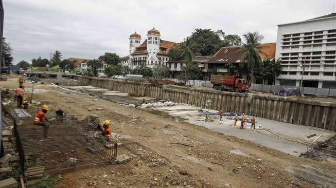 Sejumlah pekerja menyelesaikan proyek revitalisasi sungai di kawasan wisata Kota Tua, Jakarta, Rabu (28/12/2016). [Suara.com/Kurniawan Mas'ud]