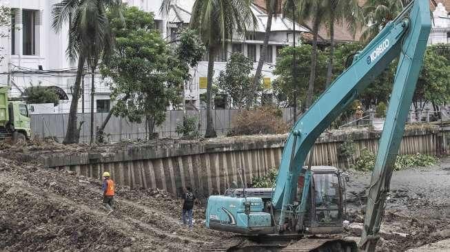 Sejumlah pekerja menyelesaikan proyek revitalisasi sungai di kawasan wisata Kota Tua, Jakarta, Rabu (28/12/2016). [Suara.com/Kurniawan Mas'ud]