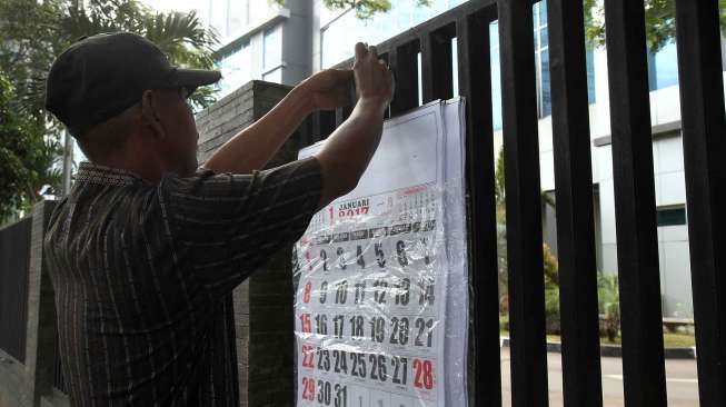 Penjual Kalender dikawasan Senen, Jakarta, Kamis (29/12). Untuk kalender ukuran besar dijual dengan harga Rp 30.000, dan Rp 10.000 untuk kalender berukuran kecil [Suara.com/Oke Atmaja]