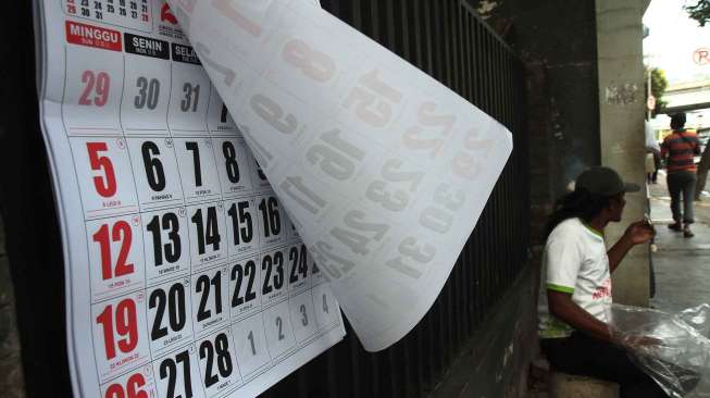 Penjual Kalender dikawasan Senen, Jakarta, Kamis (29/12). Untuk kalender ukuran besar dijual dengan harga Rp 30.000, dan Rp 10.000 untuk kalender berukuran kecil [Suara.com/Oke Atmaja]