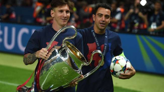 Xavi Hernandez (kanan) bersama Lionel Messi saat merayakan juara trofi Liga Champions 2015. AFP/PATRIK STOLLARZ