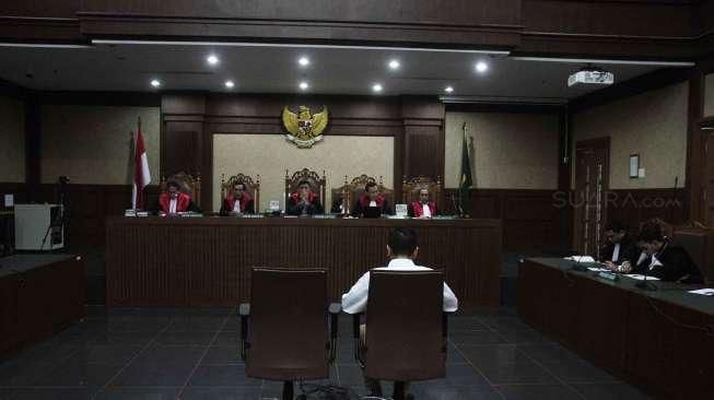 Mantan Ketua Komisi D DPRD DKI Jakarta, M Sanusi, mendengarkan pembacaan vonis dalam sidang lanjutan di Pengadilan Tipikor, Jakarta Pusat, Kamis (29/12/2016). [Suara.com/Oke Atmaja]