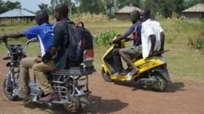 Tiga Pelajar di Kenya Buat Sepeda Motor Bertenaga Matahari