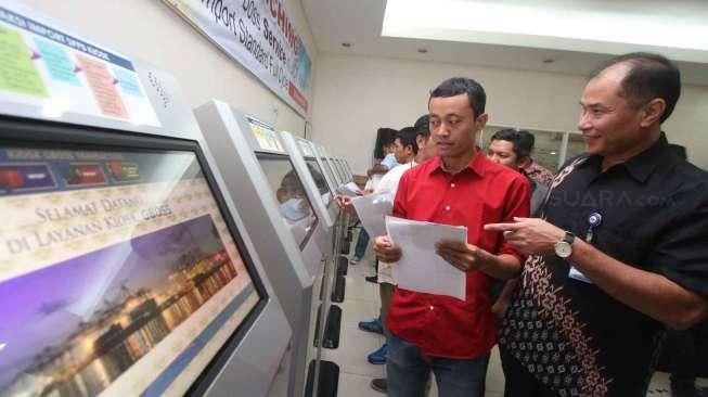 Kepala Otoritas Pelabuhan Tanjung Priok I Gede Nyoman Saputra, Direktur Keuangan PT Pelindo II Iman Rachman, Dirut JICT Riza Erivan, Ketua Serikat Pekerja JICT Nova Sofyan Hakim saat simulasi sistem 