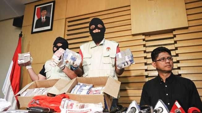 KPK menunjukkan barang bukti uang sebanyak Rp2 Miliar  dalam keterangan pers terkait operasi tangkap tangan (OTT) di Kabupaten Klaten di Kantor KPK, Jakarta, Sabtu (31/12/2016).