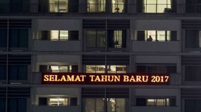 Warga Jakarta menyambut tahun baru 2017 di kawasan Bundaran HI, Jakarta, Minggu (1/1/2017).[suara.com/Kurniawan Mas'ud]