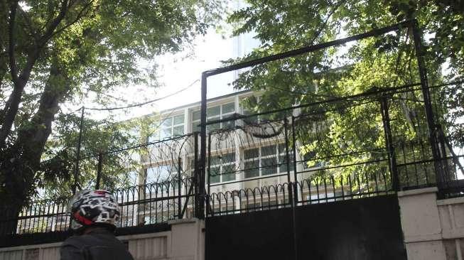 Warga melintas di lokasi bekas Kedutaan Besar (Kedubes) Inggris, Jakarta, Minggu (1/17/2017). [Suara.com/Oke Atmaja]