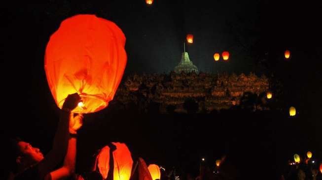 Pengunjung Pertama Candi Borobudur di 2017 Diarak di Atas Gajah