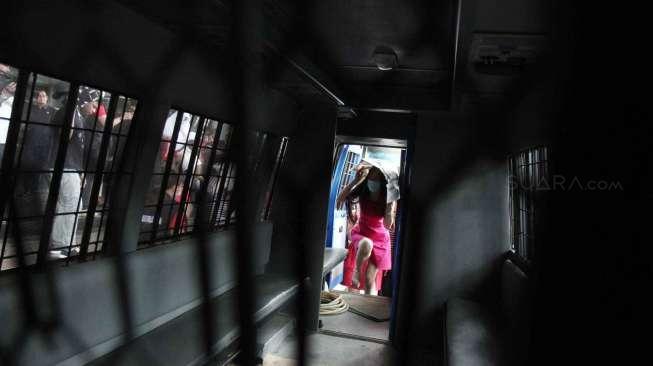 Sejumlah Pekerja Seks Komersial (PSK) diamankan oleh pihak Imigrasi di Kantor Direktorat Jenderal (Ditjen) Imigrasi, Jakarta, Senin (1/1/2017). [Suara.com/Oke Atmaja]