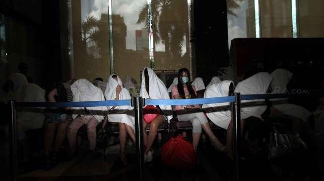 Sejumlah Pekerja Seks Komersial (PSK) diamankan oleh pihak Imigrasi di Kantor Direktorat Jenderal (Ditjen) Imigrasi, Jakarta, Senin (1/1/2017). [Suara.com/Oke Atmaja]