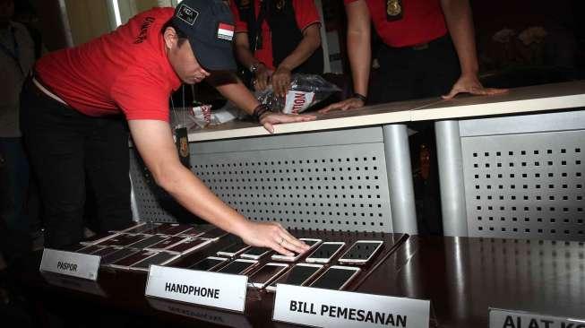 Sejumlah Pekerja Seks Komersial (PSK) diamankan oleh pihak Imigrasi di Kantor Direktorat Jenderal (Ditjen) Imigrasi, Jakarta, Senin (1/1/2017). [Suara.com/Oke Atmaja]