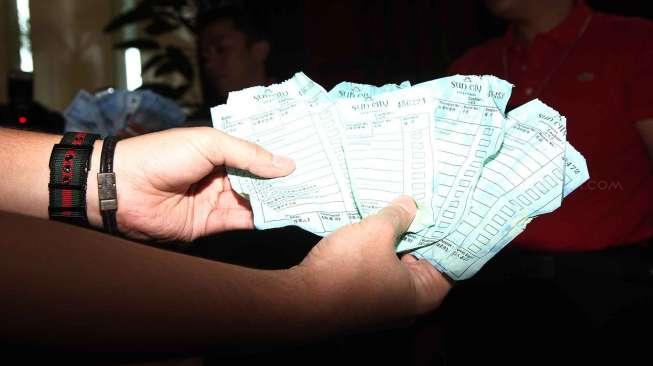 Sejumlah Pekerja Seks Komersial (PSK) diamankan oleh pihak Imigrasi di Kantor Direktorat Jenderal (Ditjen) Imigrasi, Jakarta, Senin (1/1/2017). [Suara.com/Oke Atmaja]