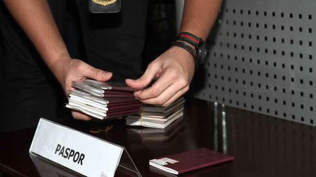 Sejumlah Pekerja Seks Komersial (PSK) diamankan oleh pihak Imigrasi di Kantor Direktorat Jenderal (Ditjen) Imigrasi, Jakarta, Senin (1/1/2017). [Suara.com/Oke Atmaja]