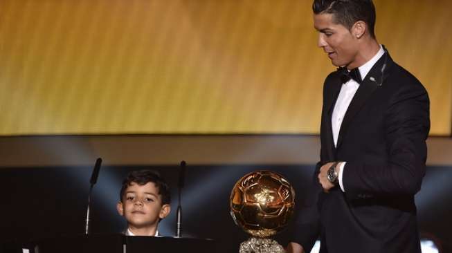 Cristiano Ronaldo dan sang putra, Cristiano Ronaldo Jr. saat menghadapi penghargaan FIFA Ballon d'Or 2014 di Zurich, Swiss [AFP/Fabrice Coffrini]