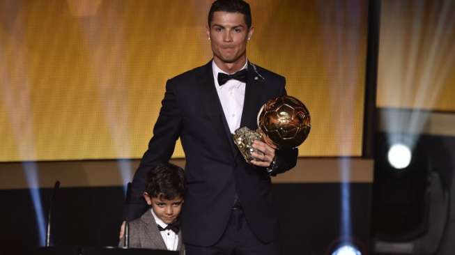 Cristiano Ronaldo bersama sang putra, Cristiano Ronaldo Jr. saat menghadiri penghargaan FIFA Ballon d'Or 2014 di Zurich, Swiss [AFP/Fabrice Coffrini]