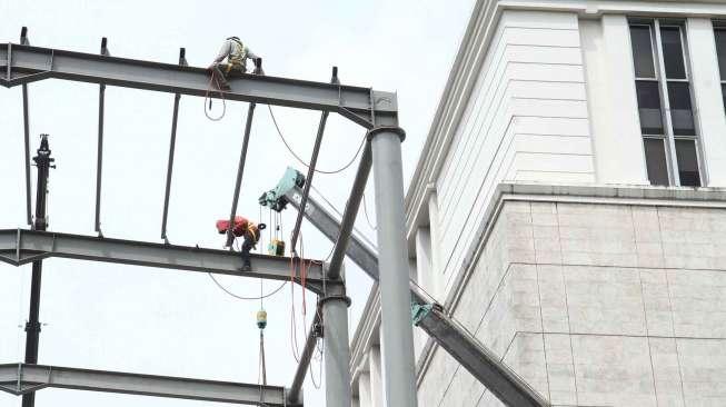 Pekerja melanjutkan pekerjaan renovasi Museum Nasional, di Jakarta, Senin (2/1/2017). [Suara.com/Oke Atmaja]