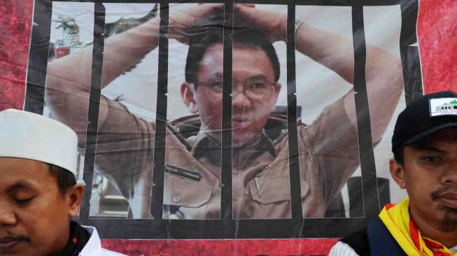 Beragenda mendengarkan keterangan saksi-saksi. 